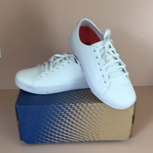 Women’s white sneaker medium width size 7.5